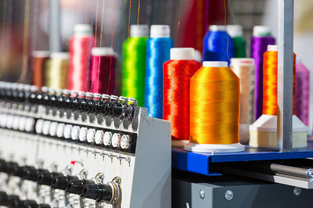 纺织机上多彩的线条库织布编织纺织品图片