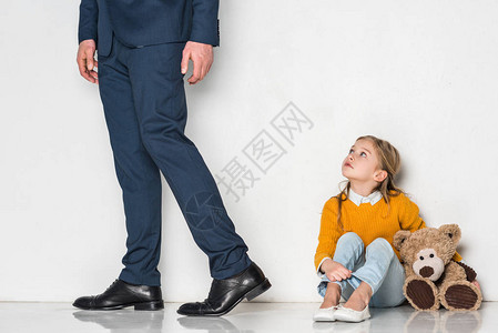 女儿看着父亲在商业西装中图片