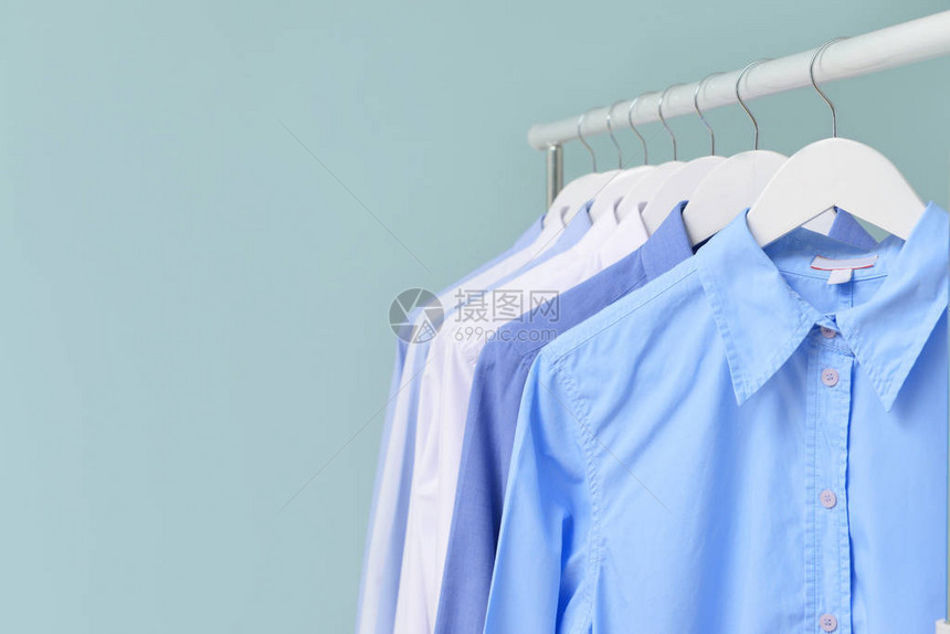 浅色背景下干洗后的衣服架图片