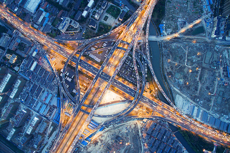 夜间在杭州公路交叉路口的图片