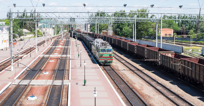 一辆货运火车抵达一个火车站乌克兰图片