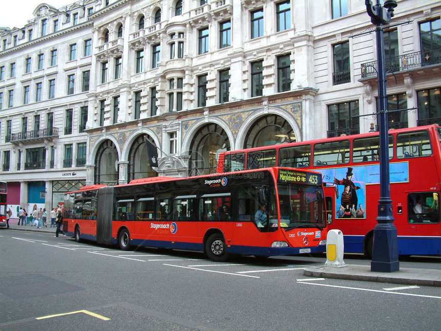 伦敦的公共汽车交通图片