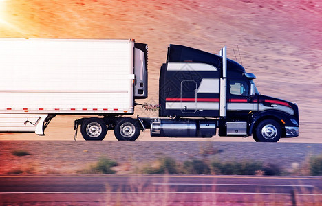 在高速公路上超速运送半卡车重型公路运输图片
