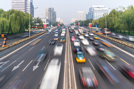 北京的公路和现代建筑物图片