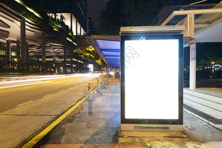 夜间新加坡市中心街道上的空白广告牌图片