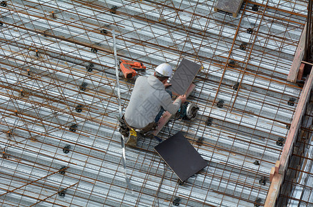 未识别的屋顶建筑工人在建筑工地作的鸟瞰图以复制空间图片
