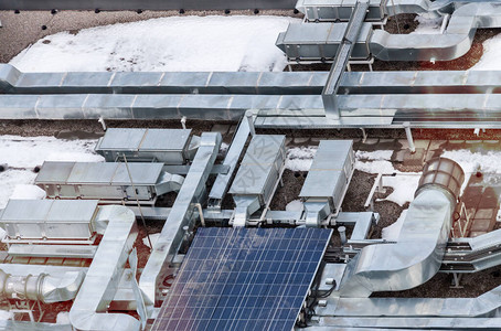 顶楼屋顶空调系统与现代公寓大楼的太阳能电池相连图片