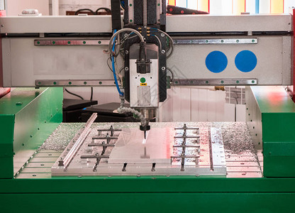 在工厂操作金属的自动CNC设备编程机器人头Telep图片