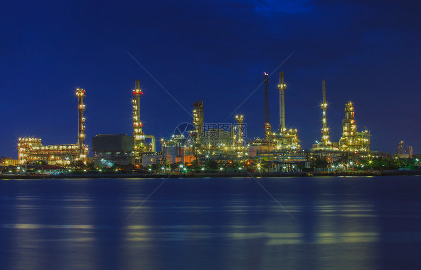 蓝色黄云天空沿河边工业区美丽的炼油厂照明景图片