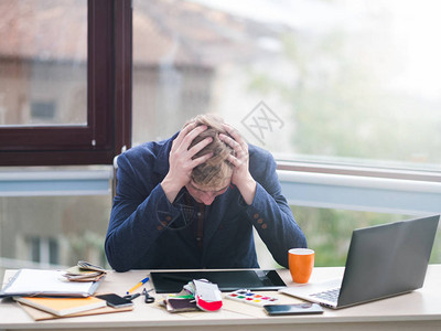 业务失败金融危机问题强调挫折疲劳损失概念坐在办公室的图片