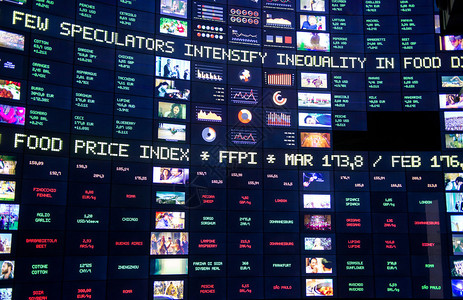 股市屏幕背景显示食品的商品价格以及投资者和市场状图片