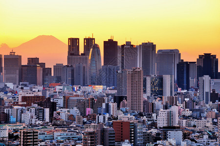 东京新宿区的摩天大楼可以看到富士山图片