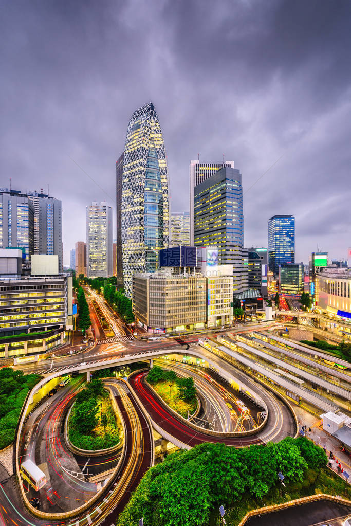 日本金融区市风景行车图上写着图片
