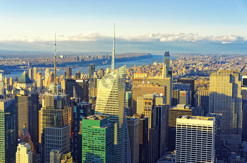 日落时从美国纽约曼哈顿中城帝国大厦观景台的鸟瞰图图片