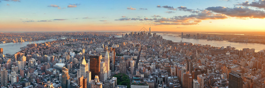 在日落时的纽约市中心天际线全景图片