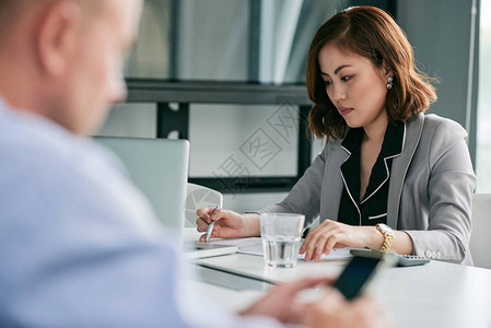 检查财务文件的漂亮越南女商业图片