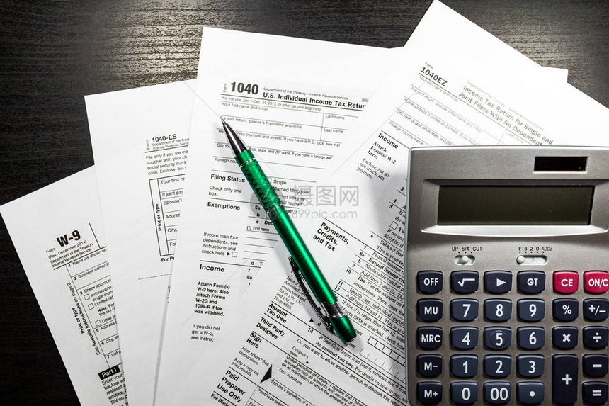 计算器和美国个人所得税申报表空白纸表格1040收图片