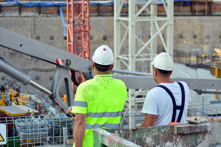 走进建筑工地的建筑工人的后视图图片