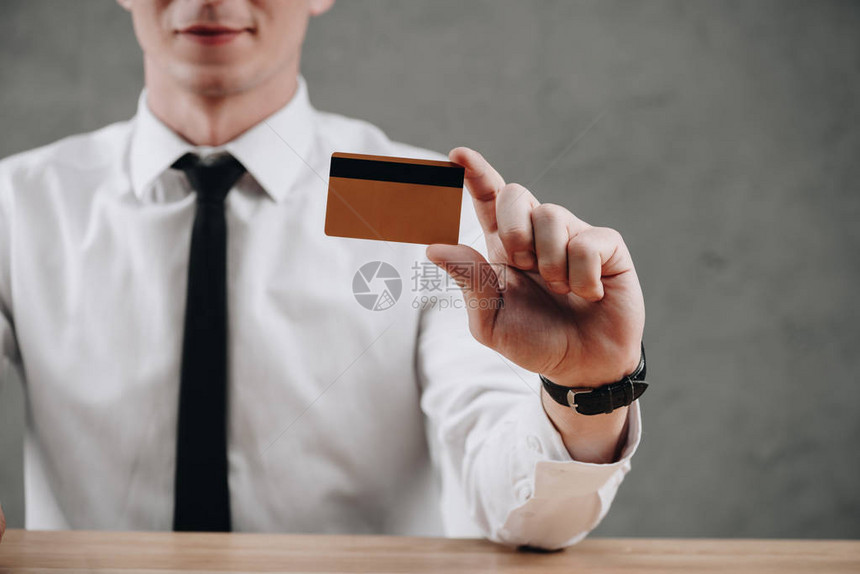 商人拿着灰色信用卡的短片图片