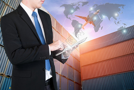 商人按数字平板电脑显示全球网络伙伴关系连接用于物流进口出口背景图片