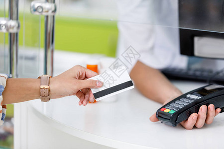 客户向有付款终端的药剂师发放信用卡的部分近图片