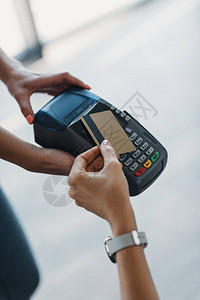 妇女用信卡和咖啡店码头支付信用卡图片