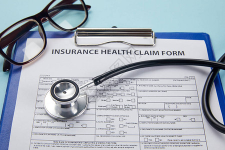 对保险健康保险索赔表剪贴板眼镜和蓝色图片