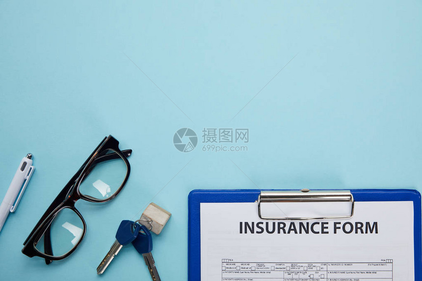 近视保险形式眼镜笔和钥匙的图片