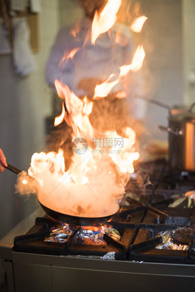 商用厨房煎锅冒出的火焰图片