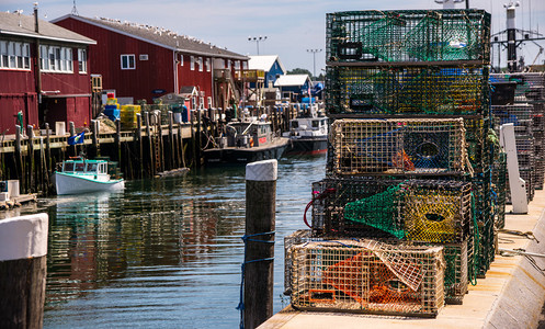 龙虾捕捉器和渔船的景象在缅因图片