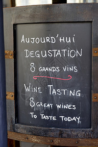 在一家法国餐馆上刊登葡萄酒饮料广告的文图片