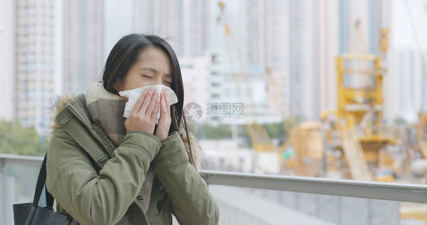 妇女因建筑工地背景而图片