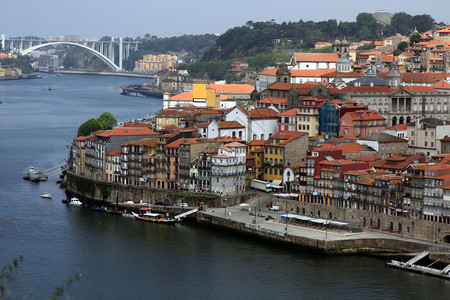 葡萄牙波尔图市老城区的全景图片