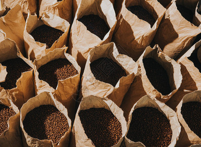 用新鲜烘焙的咖啡豆制作纸袋图片