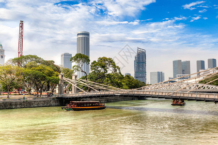 在加文纳桥下的驳船码头上穿梭于新加坡河上图片