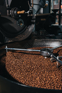 将咖啡豆在工业咖啡图片