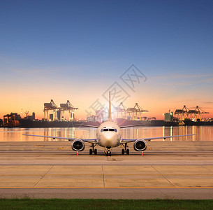 在机场跑道和航运港口停放货机用于船港物图片
