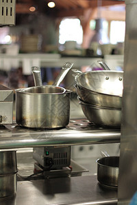 餐厅厨房里的空锅碗瓢盆图片