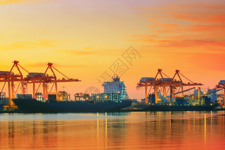 美丽的暮色天空在航运港口用于船舶航海进出图片