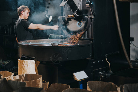 传统机器中烤咖啡豆的加工控制工艺manco图片