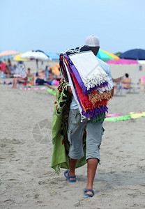 夏日海边卖彩布的小贩图片