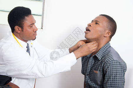 医生摸他的病人的喉咙不管他图片
