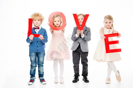 四个美丽的小孩带着爱的字语背景图片