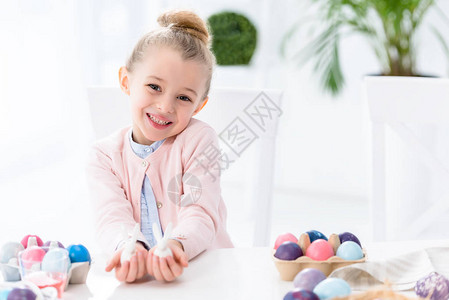 在复活节鸡蛋旁展示兔子图片