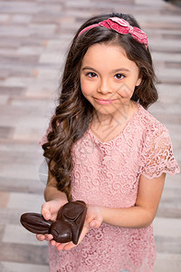 迷人的小女孩抱着巧克力图片