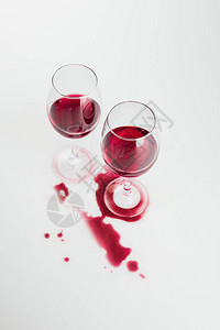 近视红葡萄酒和白葡萄酒的图片