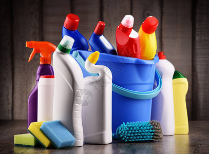 各种洗涤剂瓶和化学清洁用品图片