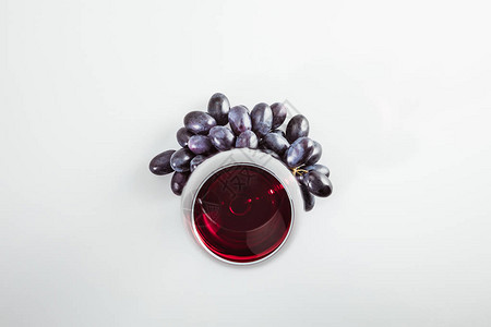 红酒在草地和熟葡萄的顶端白葡萄图片