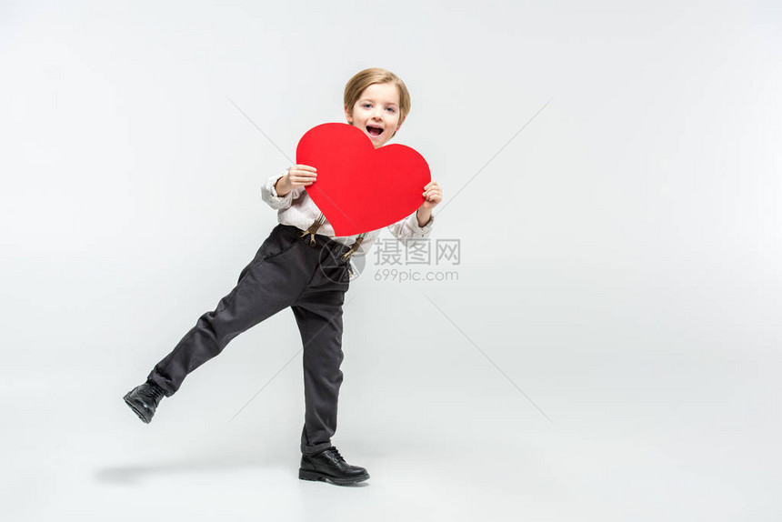 带着大红纸心脏的快乐男孩图片