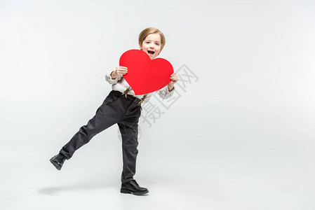 带着大红纸心脏的快乐男孩背景图片